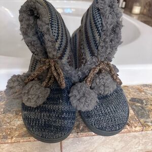 Muk Luks Knit Bootie Slippers w/ Faux Fur & Pom Poms – Size Large (9–10)